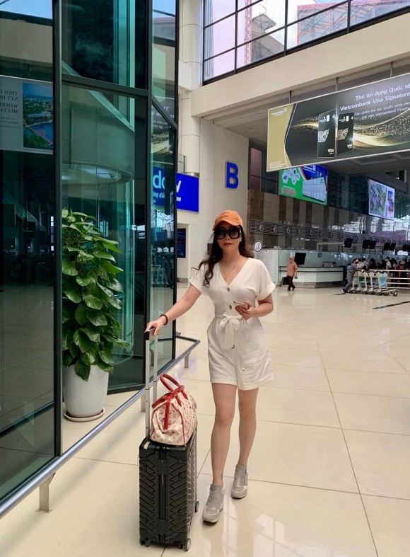 Ở thời điểm đó, nhiều người đồn rằng cô thất tình và mặt biến dạng do can thiệp dao kéo quá đà.