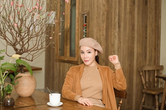 Nữ ca sĩ thổ lộ: "Chuyện yêu đương còn phải tùy duyên, không phải cứ muốn là được ngay. Ví dụ tôi rất yêu chó, có thể ăn, ngủ, chơi, sinh hoạt với nó như một người thân trong gia đình. Nhưng người ta thấy thế thì ngạc nhiên lắm, đôi lúc còn e dè. Thành ra họ yêu thương mình là một chuyện, nhưng thấy những thứ có vẻ khác thường trong cuộc sống của tôi lại là chuyện khác. Bây giờ cứ lo làm tốt công việc đã, còn kết hôn thì cứ tùy duyên".