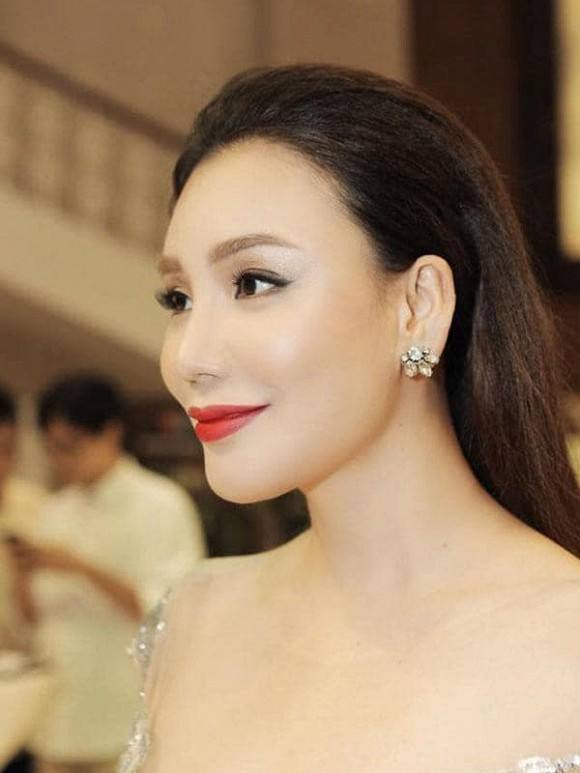 Hồ Quỳnh Hương từng là ngôi sao hạng A đình đám của làng nhạc Việt với vô số bản hit được giới trẻ yêu thích. Tuy nhiên, bên cạnh tài năng, cô liên tục dính tin đồn thẩm mĩ khiến bản thân không ít lần cảm thấy mệt mỏi.