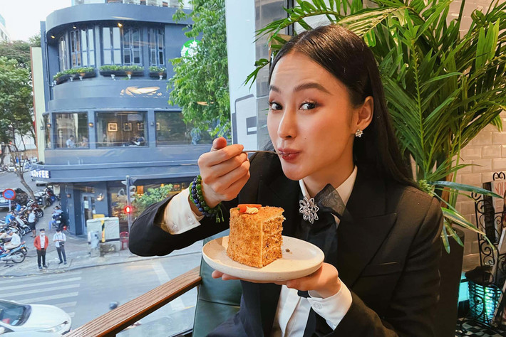 Angela Phương Trinh nhận nhiều thiện cảm khi xuất hiện với trang phục kín đáo, lịch thiệp.