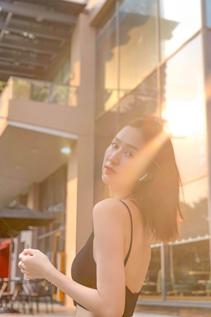 Á hậu Hà Thu nhận nhiều lời khen khi chụp hình dưới nắng.