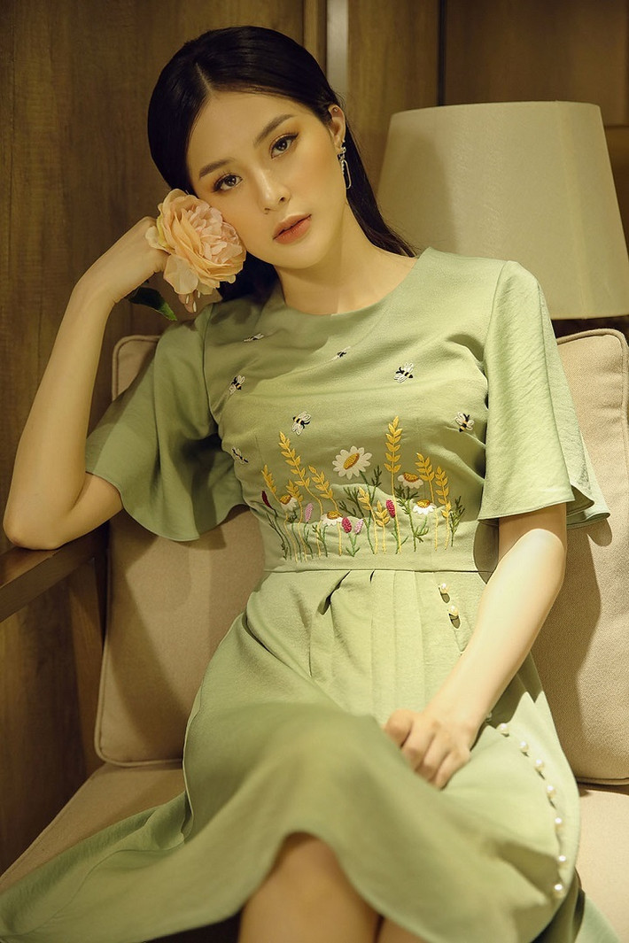 Bộ ảnh được Hạ Vi và ê kíp thực hiện vào cuối tháng 4 vừa qua, ngay sau khi cả nước gỡ lệnh giãn cách xã hội. Sau thời gian dài không chụp mẫu ảnh, Hạ Vi vẫn bắt nhịp nhanh với công việc.