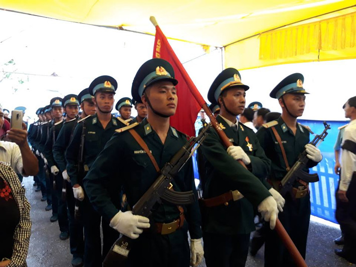 Vào lúc 14h30 ngày 29/7, đồng đội và người thân đã tổ chức lễ an táng cho Đại tá Phạm Giang Nam - phi công Su-22 hi sinh trong vụ rơi máy bay quân sự tại Nghệ An.