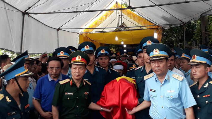 Vòng tay đồng đội đưa anh đến nơi an nghỉ cuối cùng.