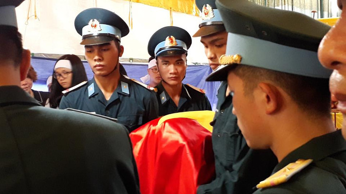 Di cốt phi công Phạm Giang Nam được đồng đội đưa đến nghĩa trang Liệt sĩ huyện Thái Thụy.