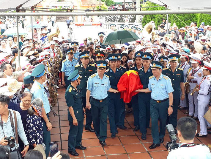 Hàng ngàn người dân trong và ngoài huyện đi thành hàng dài và đứng 2 bên đường tiễn đưa.