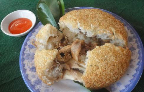 Miếng xôi thằng Bờm còn gây ấn tượng với vị thịt gà đậm đà, ngọt lịm còn giữ nguyên mùi than hồng... quyện với từng hạt xôi.
