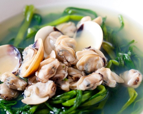 Ăn uống những thực phẩm giàu vitamin C sau khi ăn canh ngao trai hến cũng dễ gây ngộ độc.