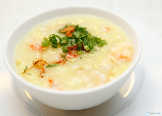 Cháo cải cúc giải cảm: Bạn lấy 150g rau cải cúc tươi để dưới đáy bát sau đó bỏ cháo nóng lên trên chờ cháo nguội rồi trộn lên ăn. Ăn liên tục trong ngày từ 2 đến 3 lần. Ảnh: Humana.
