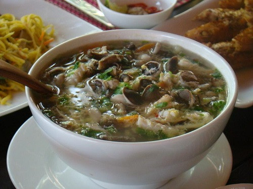Nấm tràm là một đặc sản Quảng Bình. Nấm tràm có thể chế biến được nhiều món như nấu cháo, xào với các thực phẩm khác, nhưng có lẽ món ăn phổ biến, quen thuộc nhất với người dân Quảng Bình vẫn là canh nấm tràm.
