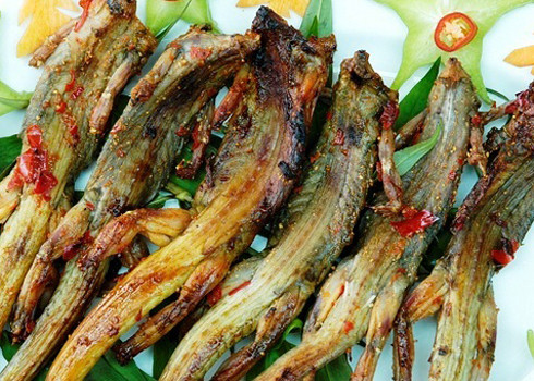Tới Phú Yên đừng bỏ quan món đặc sản chả dông khác lạ, độc nhất vô nhị ở đây. Dông là món nhậu ngon tuyệt và rất tốt cho sức khỏe.