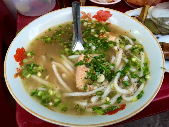 Quảng Trị nổi tiếng với món cháo vạt giường ăn nóng cùng cá lóc và rất nhiều ớt.