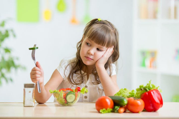 Gia đình nào có con kém ăn, thể trạng gầy yếu có thể chế biến bài thuốc kết hợp củ cói, vỏ chuối tiêu, bột thịt cóc và kẹo mạch nha, viên thành viên nhỏ để cho trẻ ăn mỗi ngày khoảng 2 - 4 viên. Ảnh: Nutifood.