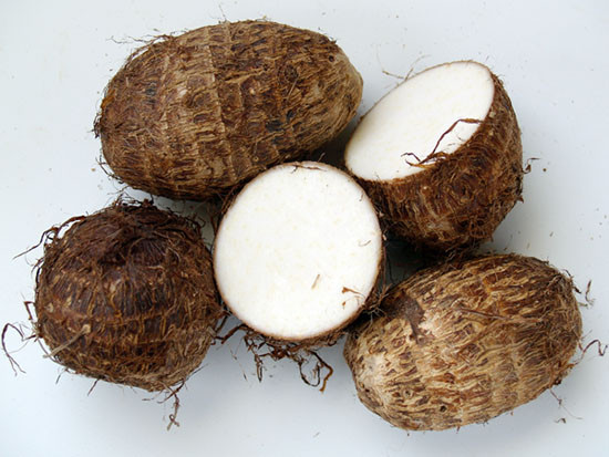 Nếu bị sâu róm hoặc bọ nẹt cắn, bạn nên lấy khoai sọ, khoai lang, rau má đem giã nhỏ để xát trực tiếp vào phần bị đốt sẽ giảm đau rát ngứa ngáy rất hiệu quả. Ảnh: Thực phẩm sạch.