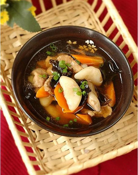 Khi thịt heo, củ ấu đã ngấm gia vị và chín thì mới nêm hạt nêm, dầu mè, tiêu và bắc xuống. Món heo quay nấu củ ấu ăn những ngày mát trời ngon tuyệt. Ảnh: Báo Quảng Ngãi.