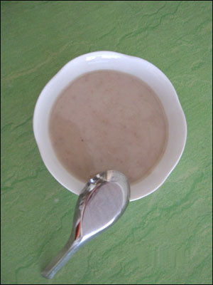 Nấu chè củ ấu ăn cũng cực kỳ ngon. Khi nấu chè người ta phải chọn những củ ấu già, vỏ cứng, cầm chắc tay đem luộc chín. Ảnh: Báo Quảng Ngãi.