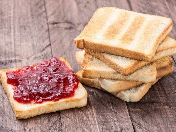 Đối với những người bị tiểu đường, thường xuyên sử dụng bánh mì mỗi ngày sẽ giảm được nguy cơ đột quỵ và giữ bệnh ổn định. Ảnh: Zing News.