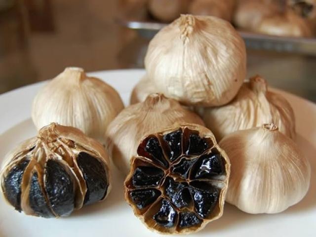 Tỏi đen chứa rất nhiều hợp chất hữu ích như 18 axit amin, SOD enzin-polyphenol có tác dụng phòng chống ung thư, giảm mỡ trong máu, bảo vệ tế bào gan, giảm cholesterol, ngăn ngừa xơ cứng động mạch.