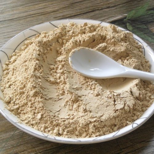 Bị tiểu tiện ra máu nên dùng bài thuốc kết hợp giữa cỏ nến, nghệ đen tán bột mịn trộn đều vào nhau và nhào với nước cơm để uống. Mỗi ngày, bạn uống 6g thuốc để trị bệnh.