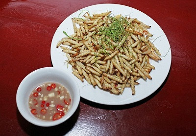 Sâu tre là đặc sản ở A Lưới, Thừa Thiên - Huế ít người biết. Sâu tre ngon và nhiều dưỡng chất đây cũng là món ăn đặc biệt của người miền núi. Ảnh: Timeoutvietnam.