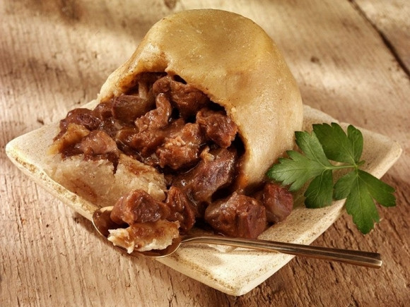 Còn đây là chiếc bánh pudding thận bò kiểu Anh. Ảnh: Ẩm thực Sài Gòn.