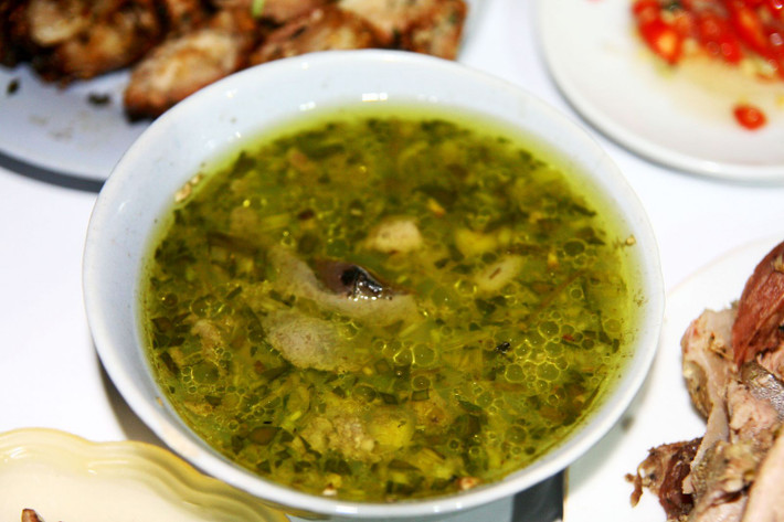 Món nặm pịa: So với thắng cố thì nặm pịa bốc mùi và khó ăn hơn hẳn. Ảnh: Ẩm thực Sài Gòn.