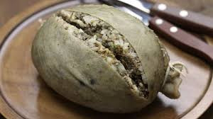 Món Haggis: Đây là món ăn truyền thống của người Scotland. Nó được làm từ nội tạng cừu như phổi, gan, tim một số nội tạng động vật. Các bộ phận này được trộn đều với hành tây băm nhỏ, muối, gia vị, thịt bò cùng mỡ cừu nguyên chất. Ảnh: Pinterest.