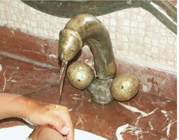 Vòi nước rửa tay ở bồn rửa mặt. Đây thực sự là món đồ trang trí nhà khó đỡ nhất thế giới.