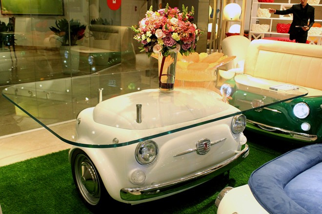 Bàn uống nước cũng đặt trên xe hơi.