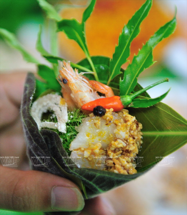 Món gỏi lá đúng nghĩa phải có từ 40 đến 50 loại lá cây rừng ăn kèm là bì heo trộn thính, đĩa thịt heo ba chỉ thái mỏng, đĩa tôm sông xào thơm lựng, ít muối hạt, tiêu hạt, ớt…