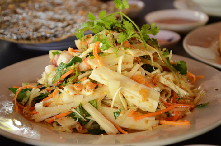 Gỏi củ hũ dừa đặc biệt thơm ngon, độc đáo.