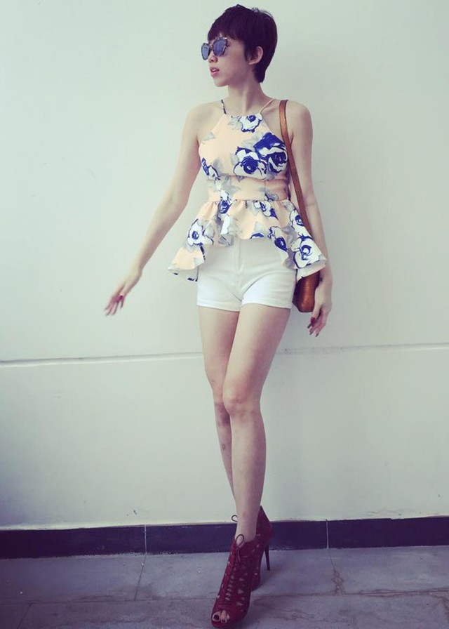 Sự kết hợp giữa áo yếm dáng peplum với quần short jean của Tóc Tiên sẽ là gợi ý không tồi, khi bạn muốn tung tăng dạo phố. Ảnh: Tin nhanh.