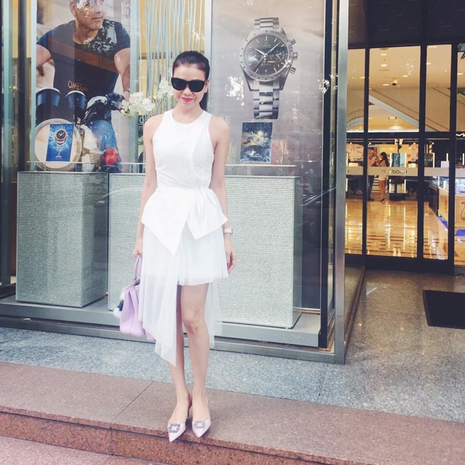 Trà Ngọc Hằng lại rất duyên dáng trẻ trung khi chọn áo peplum mix kèm chân váy 2 vạt. Ảnh: Tiin.