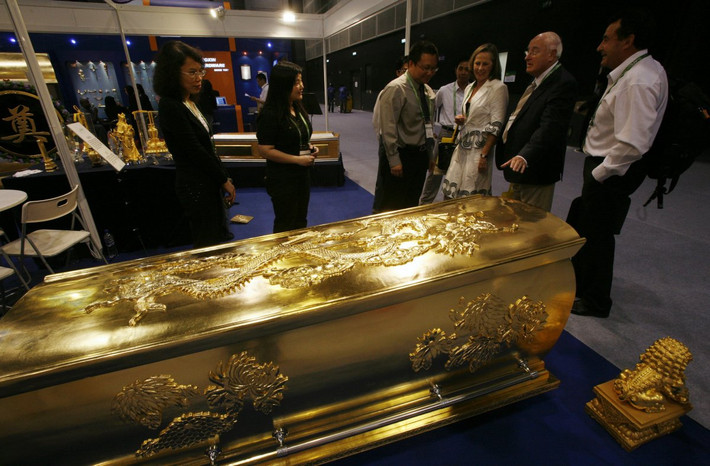 Quan tài siêu sang phủ vàng 24k có giá bán tới 120.000 USD chỉ dành cho những đại gia giàu có.