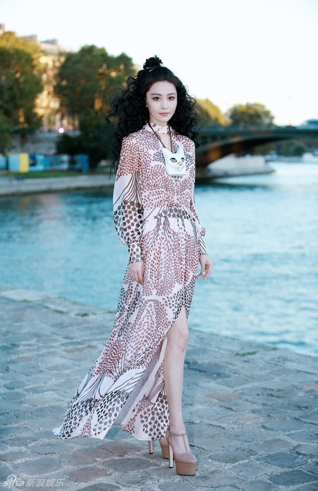 Trương Hinh Dư xuất hiện với hình ảnh ngây thơ, dịu dàng trong bộ váy voan mỏng, đeo phụ kiện mặt mèo.