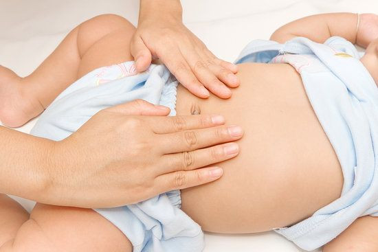 Trị bệnh đau bụng cho trẻ nhỏ và người lớn: Đối với trẻ nhỏ (từ 1 - 5 tuổi) thì mỗi ngày uống khoảng 0,025g còn trẻ từ 5 đến 10 tuổi thì sử dụng nhiều hơn một chút khoảng 0,05g bột bình vôi. Người lớn ngày uống nhiều nhất 6g. Ảnh: Bio.