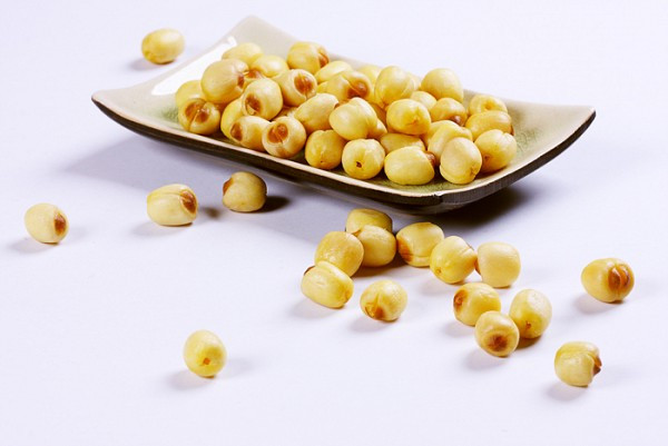 Cách 2: Kết hợp củ bình vôi với hạt sen, long nhãn, lá vông và nhân của hạt táo chua đem sắc uống trước 30 phút khi ngủ. Ảnh: Dongthaptrade.