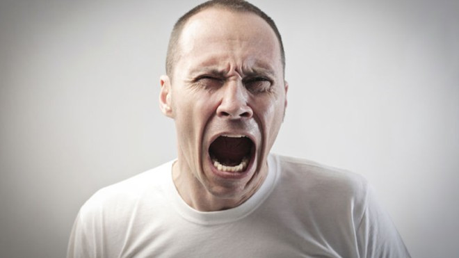 Chữa trĩ: Có thể dùng hạt gấc giã nát, thêm một ít giấm thanh, gói bằng vải, đắp vào hậu môn để suốt đêm chữa bệnh trĩ. Mỗi đêm đắp thuốc một lần. Ảnh: Benhvn.