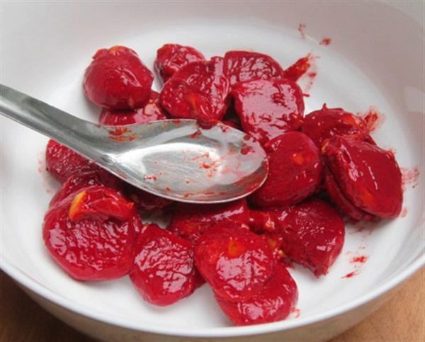 Hạt gấc có vị đắng, hơi ngọt, tính ôn, hơi độc, có tác dụng chữa mụn nhọt, tiêu thũng. Ảnh: Tạp chí online.