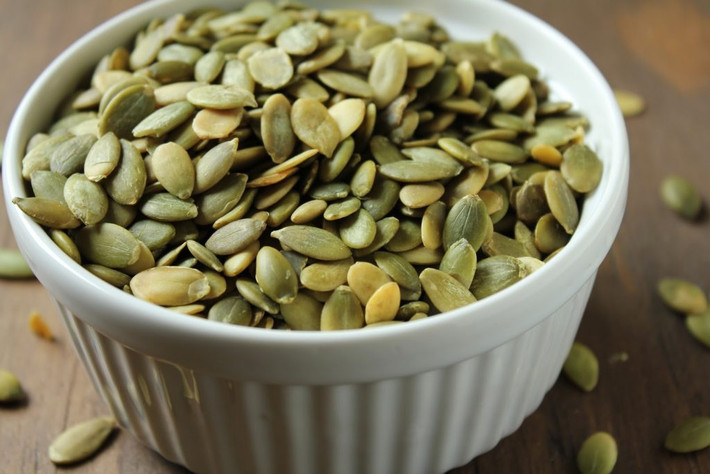 Tẩy giun: Dùng 50g hạt bí ngô tươi hay khô đối với trẻ em và 300g cho người lớn làm bài thuốc tẩy giun từ bí ngô. Ảnh: Thuốc hay.