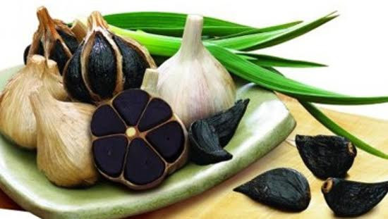 Bạn có thể cắt củ tỏi thành lát nếu ăn chưa quen. Tóm lại, tỏi được nghiền, nhai hoặc giã nát sẽ phát huy tác dụng tốt hơn.