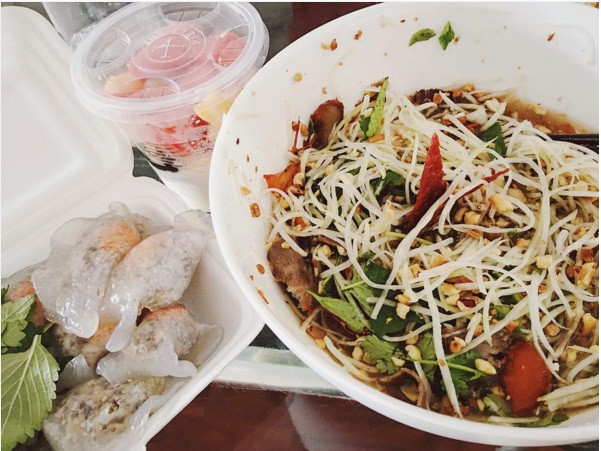 Một trong những bữa sáng của Á hậu Huyền My với gỏi bò, bánh bột lọc và trái cây dầm. Ảnh: 8 showbiz.