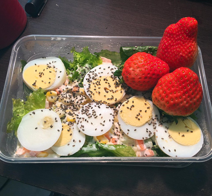Bữa sáng của chân dài nóng bỏng Minh Tú là salad cá hồi, trứng luộc và dâu tây. Ảnh: 8 showbiz.