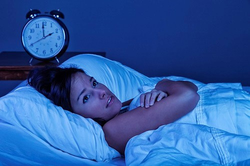 Khi bị mất ngủ và căng thẳng thần kinh, bạn hãy phơi khô hoa dủ dẻ sau đó hãm như hãm chè để uống trước khi đi ngủ. Ảnh: Alobacsi.