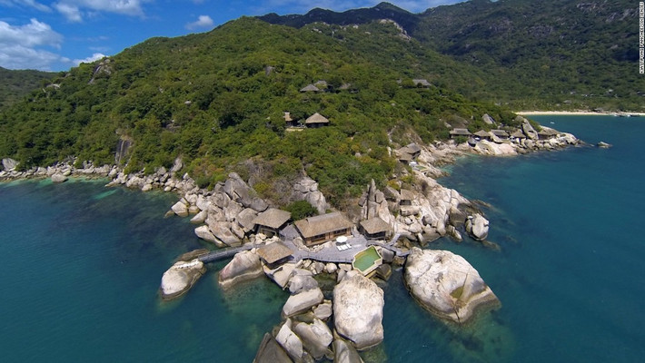 Ảnh chụp từ trên cao một phần khu nghỉ dưỡng Six Senses Ninh Vân Bay sang trọng.
