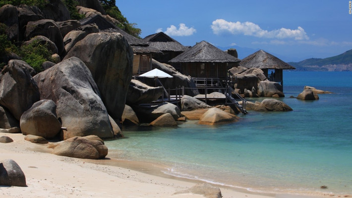 Six Senses Ninh Vân Bay là khu nghỉ dưỡng nổi tiếng bởi nằm ở vị trí thuận lợi trên bán đảo đẹp nhất và nổi tiếng nhất của vịnh Nha Trang.