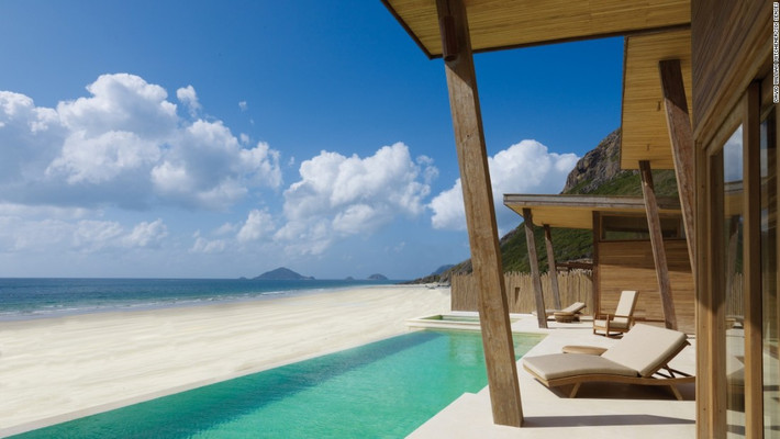Khung cảnh tuyệt đẹp nhìn từ một biệt thự có hồ bơi ở phía trước biển tại Six Senses Côn Đảo.