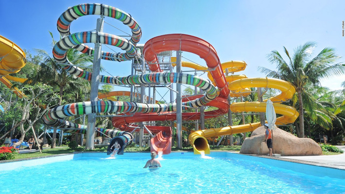 Vinpearl Land được coi như một phiên bản của Disneyland tại Việt Nam khi sở hữu công viên nước, thủy cung, bãi tắm lặng sóng... Giá vé cho những dịch vụ giải trí tại khu nghỉ dưỡng này khoảng 30 USD/người.