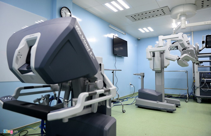 Sáng 10/12, Bệnh viện Bình Dân (TP.HCM) tổ chức ra mắt robot phẫu thuật tại khu phẫu thuật công nghệ cao. Đây là hệ thống mổ nội soi bằng robot cho người lớn đầu tiên tại Việt Nam. Năm 2014 Trung tâm Phẫu thuật nội soi nhi khoa có sử dụng robot trong phẫu thuật trẻ em ở Bệnh viện Nhi Trung ương.