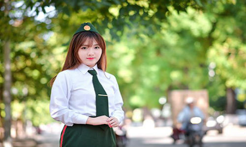 Gây ấn tượng với số đo “nấm lùn” 1m50 nhưng Nhật Linh luôn thu hút người đối diện bởi thần thái nhanh nhẹn, đầy sức sống. Bên cạnh đó, bảng thành tích của Nhật Linh khiến nhiều người nể phục. Cô là một trong 16 người đỗ hệ quân sự của trường Đại học Văn hóa Nghệ thuật Quân đội năm 2015 (Hệ quân sự của trường 7 năm nay mới tuyển một khóa).